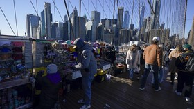 FOTO: Tak Ada Lagi Penjual Suvenir Murah di Jembatan Brooklyn New York