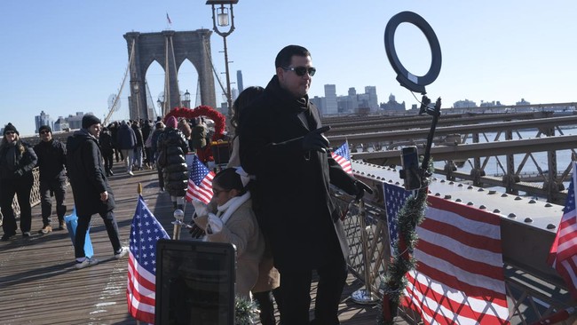 FOTO: Tak Ada Lagi Penjual Suvenir Murah di Jembatan Brooklyn New York