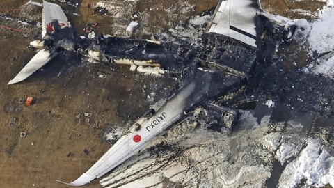 Penyebab pesawat Japan Airlines JAL516 tabrakan hingga terbakar saat mendarat di landasan pacu Bandara Haneda Tokyo, Jepang, mulai terungkap.