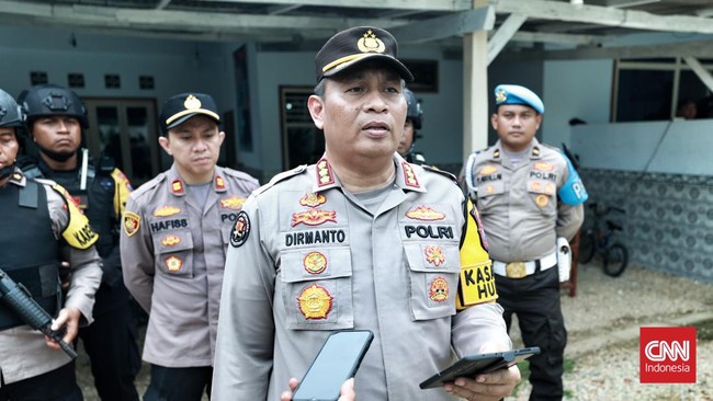 Polda Jatim menyebut dari tiga tersangka penembakan relawan Prabowo di Sampang, salah satunya adalah seorang kepala desa (kades).