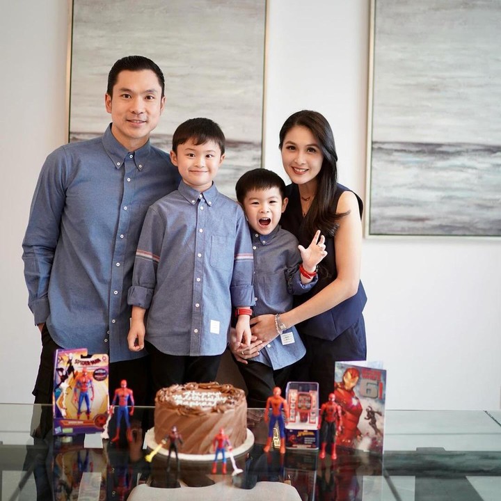 <p>Potret perayaan Raphael di Amerika Serikat turut menuai komentar dari warganet. "Meleleh liat senyuman rafa," kata akun @aulya.ra***** "Hbd Rafa pangeran the real sultan," ucap @soloa**** (Foto: Instagram: @sandradewi88)</p>