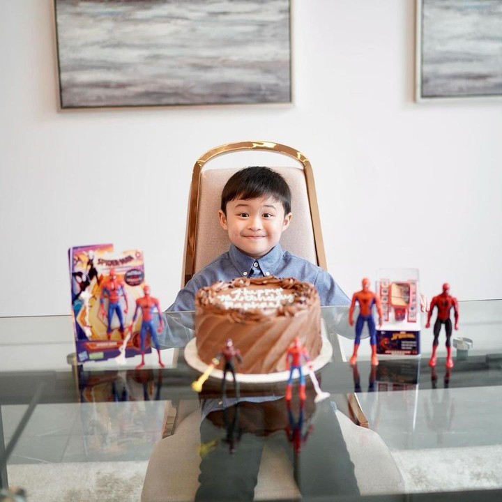 <p>Anak pertama Sandra Dewi dan Harvey Moeis itu melengkapi rumah tangga mereka ketika lahir pada 31 Desember 2017. Kini, Raphael sudah tumbuh besar menjadi anak yang aktif. (Foto: Instagram: @sandradewi88)</p>