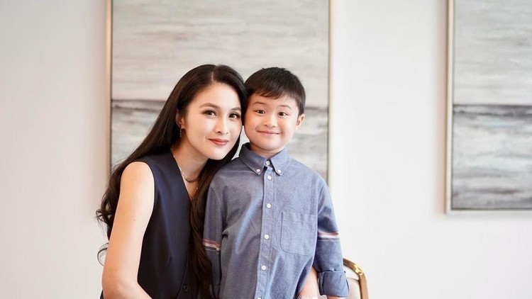 Raphael Anak Sandra Dewi