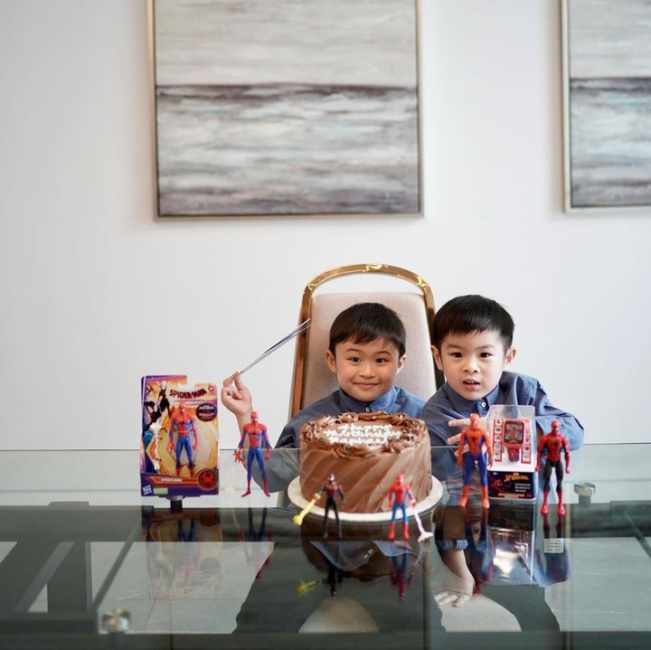 <p>Raphael juga berbagi foto bersama sang adik, Mikhael. Raphael dan Mikhael hanya terpaut jarak usia 2 tahun. (Foto: Instagram: @sandradewi88)</p>