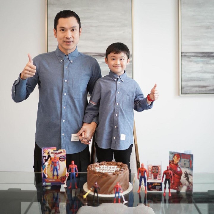 <p>Di acara syukuran ulang tahun itu, Raphael tampak tersenyum lebar ketika berpose bersama sang Ayah tercinta. (Foto: Instagram: @sandradewi88)</p>