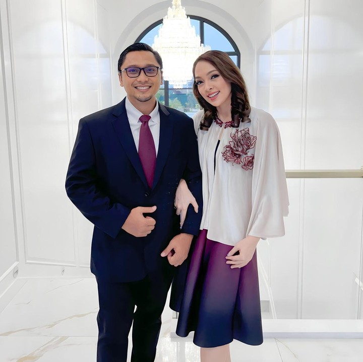 <p>Reisa Broto Asmoro menjadi sorotan sejak memegang peran penting dalam penanganan COVID-19 di Indonesia. Di kehidupan sehari-hari, ia merupakan sosok istri Pangeran Keraton Surakarta yang berprofesi dokter. (Foto: Instagram @reisabrotoasmoro)</p>