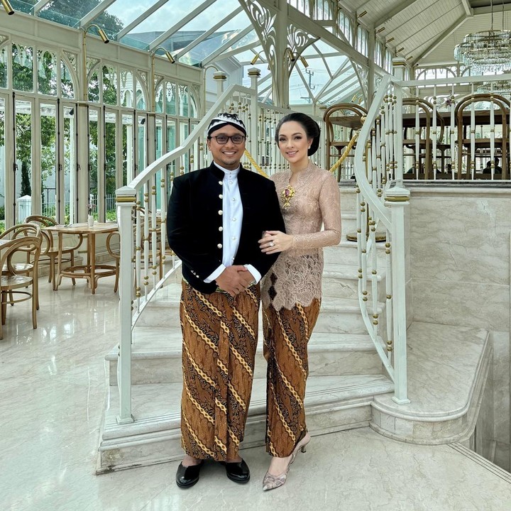 <p>Sejak menikah, pemilik nama asli Kanjeng Mas Ayu Tumenggung Reisa Kartikasari itu menggunakan nama belakang dari keluarga sang suami. Seperti pasangan lainnya, Reisa dan Tedjodiningrat juga punya perjalanan cinta. (Foto: Instagram @reisabrotoasmoro)</p>