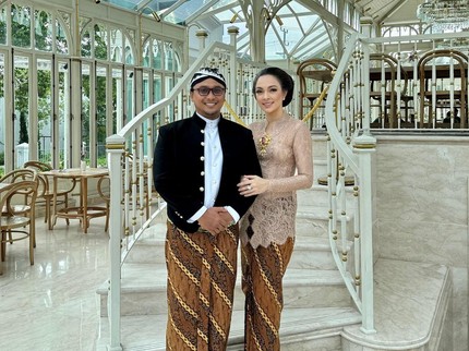 7 Potret dr Reisa Broto Asmoro & Suami Pangeran Jawa yang Jarang Tersorot