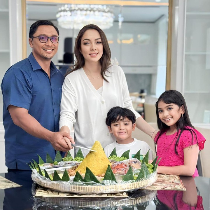<p>Reisa bercerita, ia pertama kali bertemu dengan Tedjodiningrat ketika ada penganugerahan gelar dari Keraton Surakarta. Kala itu, mereka saling berkenalan dan mengobrol. (Foto: Instagram @reisabrotoasmoro)</p>