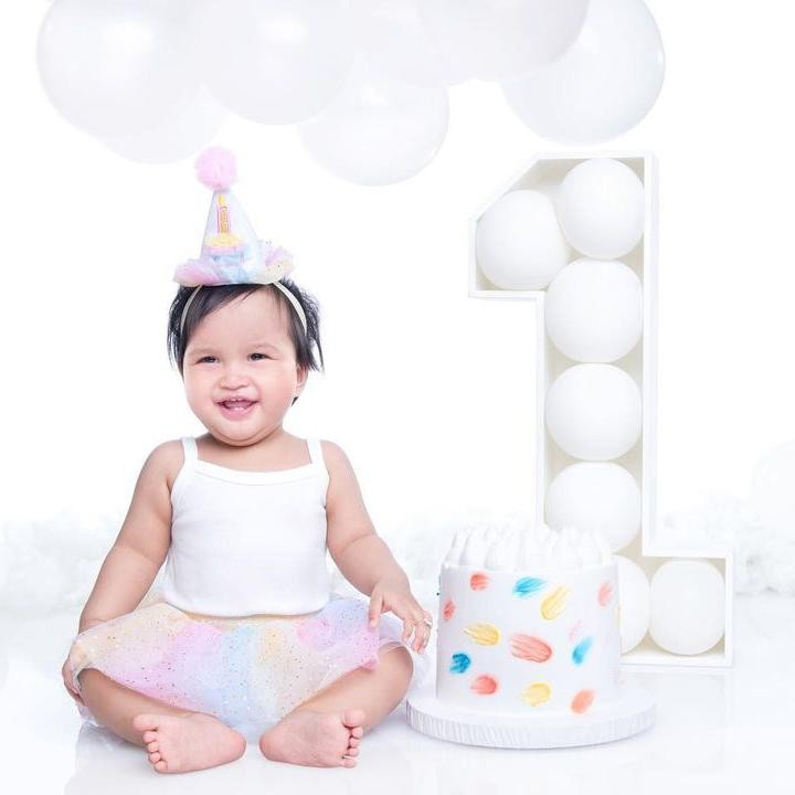 <p>"Selamat ulang tahun yang ke-1 untuk <em>@shafanina_bachtiar</em> kami yang manis. Sama seperti nama panggilanmu (Shanin: <em>shining</em>), kamu telah mencerahkan kehidupan setiap orang yang kamu sentuh. Kami mencintaimu tanpa henti," tulis Tasya. (Foto: Instagram: @tasyakamila)</p>