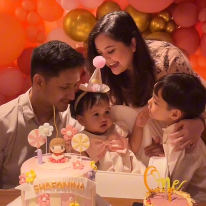 <p>Banyak netizen yang turut mengucapkan selamat ulang tahun pada Shanin, Bunda. Mereka berharap agar Si Kecil tumbuh menjadi anak yang salihah, cerdas, dan menjadi kebanggaan kedua orang tuanya. (Foto: Instagram: @tasyakamila)</p>