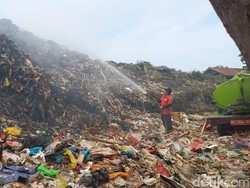 TPA Bengkala Terbakar, Warga Keluhkan Asap dan Bau Tak Sedap