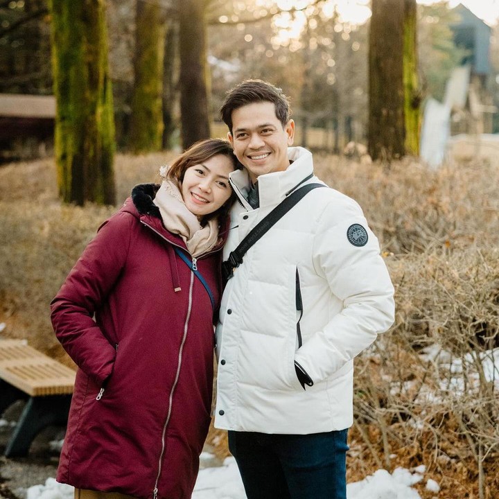<p>Presenter Surya Insomnia juga menikmati momen pergantian tahun dengan liburan ke luar negeri, Bunda. Diketahui, ia membawa sang istri dan ketiga anaknya ke Korea Selatan. (Foto: Instagram @suryainsomnia)<br /><br /><br /></p>