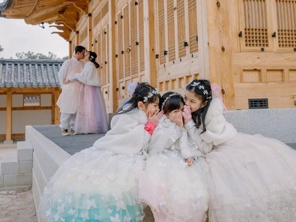 5 Potret Surya Insomnia Bersama Istri & 3 Anak Liburan di Korea, Gemas Pakai Hanbok