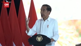 VIDEO: Jokowi 'Disoraki' Petani Gegara Pupuk Mahal dan Langka