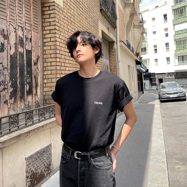 <p>Selama delapan tahun berturut-turut V BTS atau Kim Taehyung tak pernah absen dalam daftar pria tertampan dunia TC Candler. Tahun 2023, ia pun berhasil meraih peringkat 10. (Foto: Instagram @thv)</p>