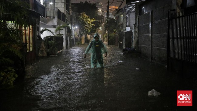 BPBD DKI Jakarta melaporkan 15 RT dan satu ruas jalan terendam banjir akibat hujan deras. Tim terus memantau dan berkoordinasi untuk penanganan genangan.