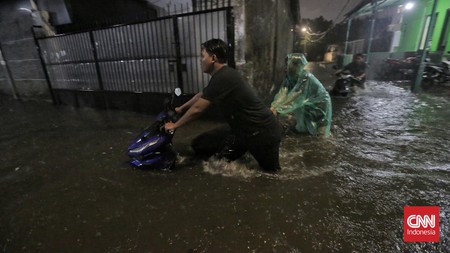 FOTO: Hujan Deras, Banjir Rendam Rumah Warga di Pela Mampang