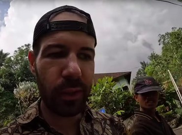 img-title YouTuber Bule Ini Jijik Lihat Pria Aneh Masturbasi Depan Masjid Tertua di Sumatra Barat