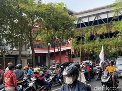 Batal Demo Polrestabes Surabaya, Buruh Putar Balik ke Polda Jatim