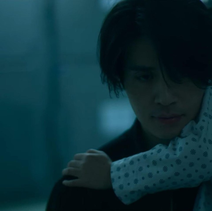 <p>Drama Korea terbaru ini penuh dengan adegan tembak-menembak yang intens dan alur cerita yang unik, menandai pergeseran Lee Dong Wook ke karakter yang lebih mendalam melalui karakternya yang beraura dan kompleks. (Foto: Dok. YouTube @disneyplus_singapore)</p>