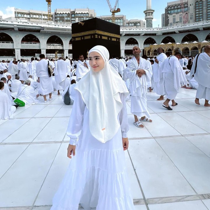 <p>Di kesempatan kali ini, Febby pergi beribadah umrah bersama salah satu sahabatnya. "Di sana saling ingetin ini dan itu, saling nemenin buat kesana kemari, bisa cium Ka’bah & salat di Hijr Ismail bareng dan pastinya belajar buat jadi lebih baik sebagai manusia dan lebih dekat lagi dengan-Nya," ia bercerita. (Foto: Instagram @febbyrastanty)</p>