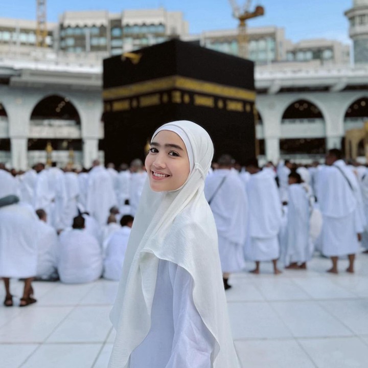 <p>Momen pergantian tahun dilewati Febby Rastanty degan penuh ketenangan hati. Ia menjalani ibadah umrah di Tanah Suci, Bunda. (Foto: Instagram @febbyrastanty)</p>