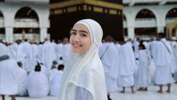 FEBBY RASTANTY PERGI UMRAH BARENG SAHABAT