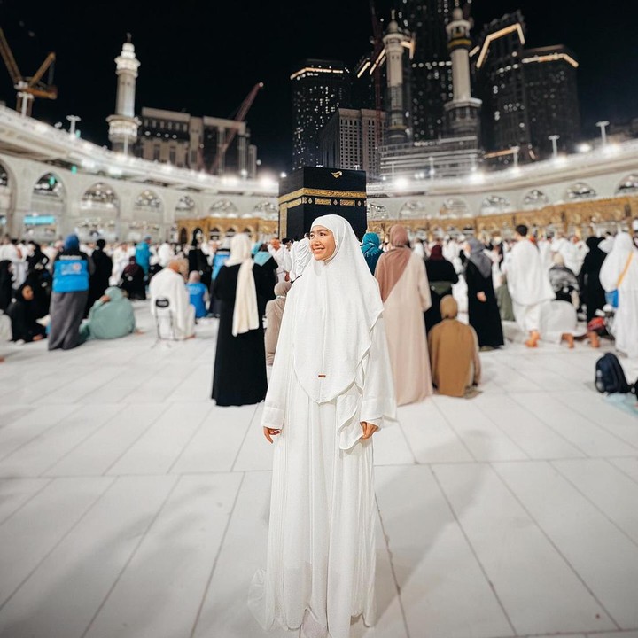 <p>Febby sangat bersyukur bisa menghabiskan malam terakhir di tahun 2023 dengan melaksanakan ibadah umrah. "Alhamdulillah, terima kasih yaAllah bisa diberikan kesehatan, kesempatan dan rezeki untuk bisa kembali berkunjung kerumah-Mu," tulisnya di keterangan foto. (Foto: Instagram @febbyrastanty)</p>
