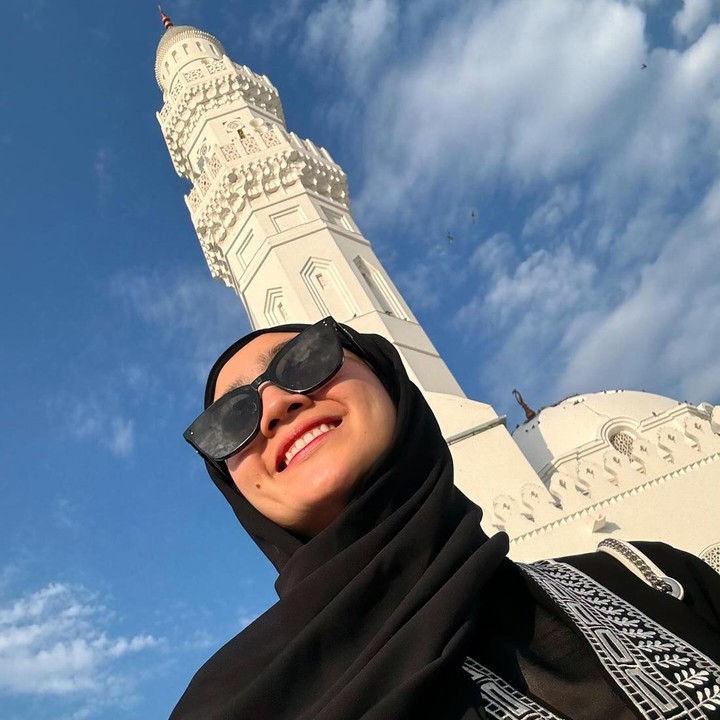 <p>Febby tak lupa menuliskan doa dan harapannya saat beribadah umrah di Tanah Suci. "Semoga bisa jadi awal yang baik untuk tahun 2024 kedepannya. Bismillahirrahmanirrahim. Doa baik juga untuk semua teman-temanku yang liat post ini. Semoga yang belum pernah dan ingin pergi kembali disegerakan ya. Aamiin YRA," tuturnya. (Foto: Instagram @febbyrastanty)</p>