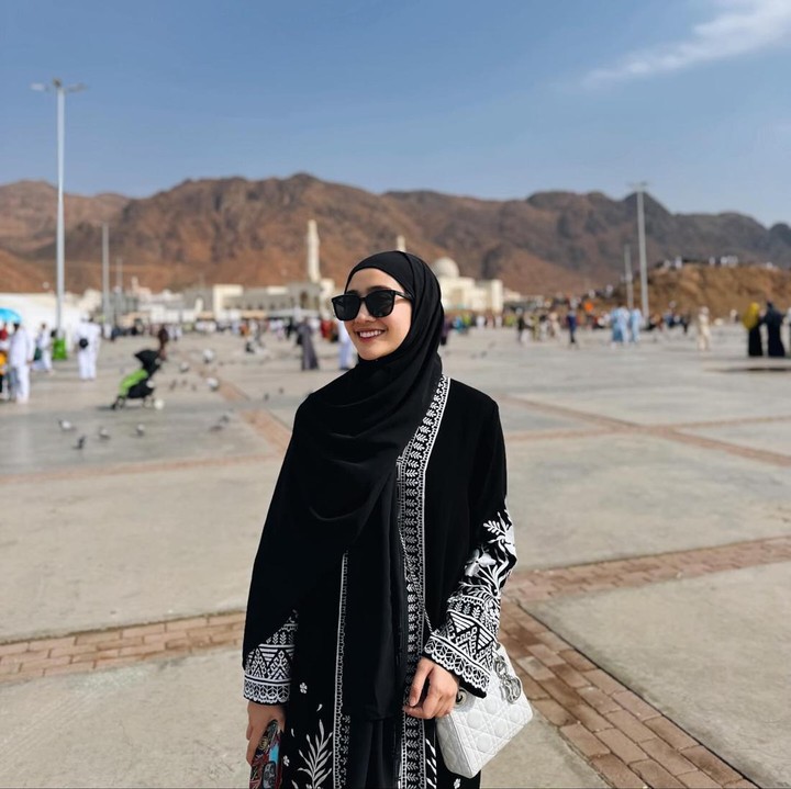 <p>Penampilan Febby ketika mengenakan abaya warna hitam sukses menuai pujian netizen. "MasyaAllah cantiikk banget febby, syukak sama gamisnya," kata @rian****. "Maa syaa allah tabarakallah cantik bgt ka febby bisa yuk istiqomah berhijab," ucap @_yulia**** (Foto: Instagram @febbyrastanty)</p>