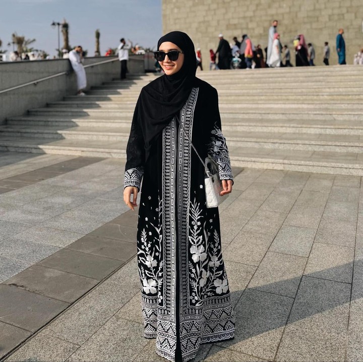 <p>Selain beribadah, Febby Rastanty juga menikmati momen umrah dengan pergi jalan-jalan ke beberapa tempat ikonik. (Foto: Instagram @febbyrastanty)</p>