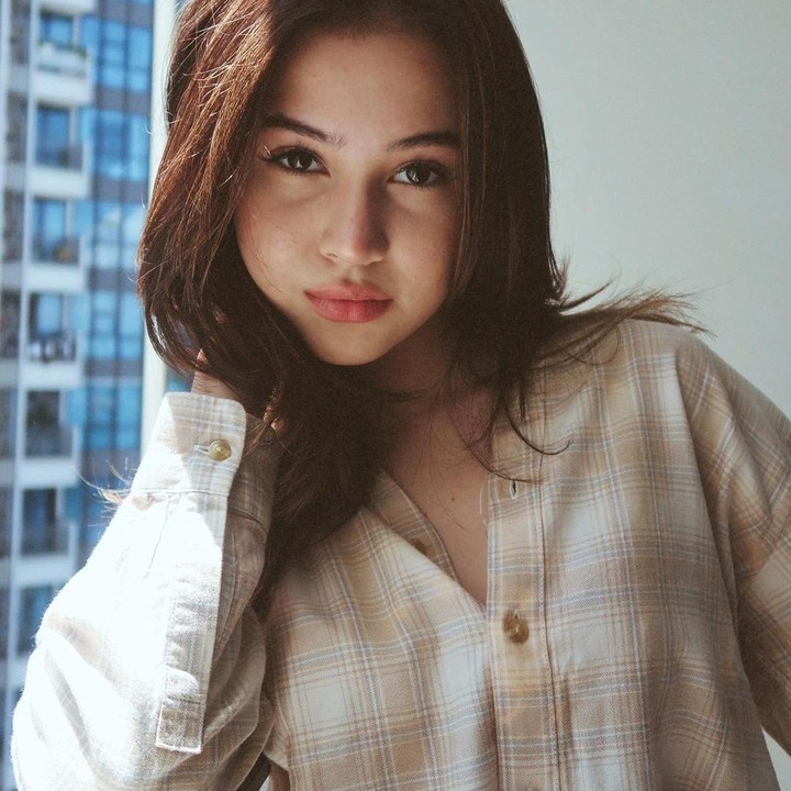 <p>Pada tahun 2023 lalu, gadis berdarah Jawa-Amerika ini bermain di webseries <em>My Nerd Girl 2</em> sebagai Vanya. Meski masih muda, bakat akting Sandrinna Michelle sudah tak perlu diragukan lagi. (Foto: Instagram @sandrinna_11)</p>