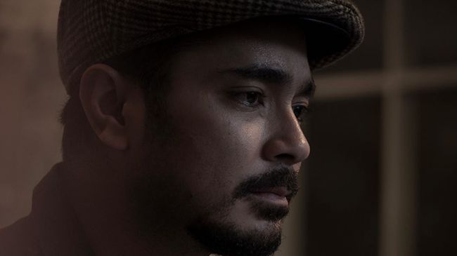 Dalam tampilan perdana film Glenn Fredly The Movie, Marthino Lio tampak mengenakan topi flat cap khas Bung Glenn semasa hidupnya.