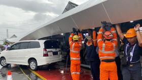 Kanopi Stasiun Tugu Yogyakarta Roboh Timpa 5 Mobil, KAI Minta Maaf