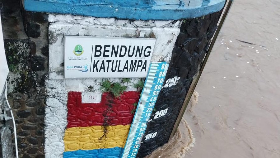Hujan deras yang mengguyur kawasan Puncak&comma; Bogor&comma; membuat tinggi muka air Sungai Ciliwung naik hingga 90 cm&period; Bendung Katulampa saat ini berstatus siaga 3&period; &lpar;dok Istimewa&rpar;