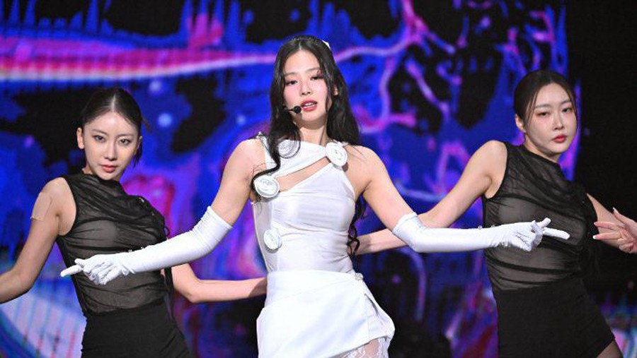 Jennie BLACKPINK menjadi bintang tamu pertama acara televisi 'Lee Hyori's Red Carpet'