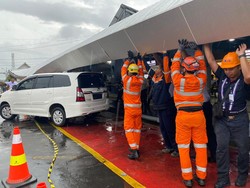 Hujan Lebat, Kanopi Stasiun Tugu Jogja Ambruk Timpa 5 Mobil