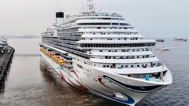 Adora Magic City, kapal pesiar raksasa pertama buatan China meninggalkan pelabuhan di Shanghai pada Senin (1/1) pukul 16.45 waktu setempat.