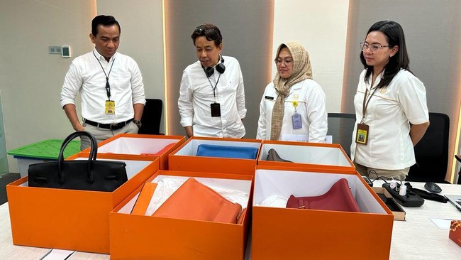 Kejagung akan melelang tas mewah milik istri Benny Tjokro, terpidana korupsi PT Asuransi Jiwasraya. Kerugian negara mencapai Rp16,8 triliun.