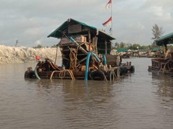Tertimpa Batu, Penambang Timah di Bangka Tewas di Dasar Sungai