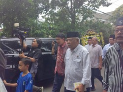 Menteri Basuki Ikut Salati Jenazah Rizal Ramli