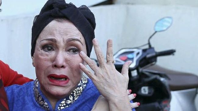 Mpok Atiek tak kuasa menahan air matanya saat cerita soal mimpi diramal akan meninggal.