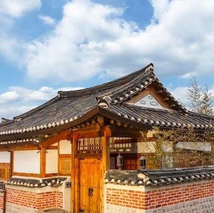 Dalam Kpop Demon Hunters, atap-atap hanok menjadi latar pertemuan tenang antara Jinu dan Rumi. Di bawah cahaya bulan, mereka berbincang yang menimbulkan potensi romansa.