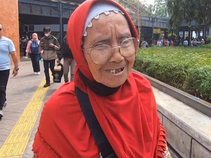 Renta Tak Putus Usaha, Nenek Solati Berjuang Hidup dari Kerupuk