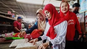 Atikoh Blusukan ke Pasar, Harga Sembako Jadi Prioritas Ganjar-Mahfud