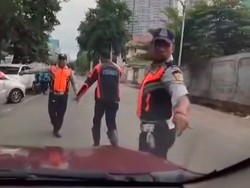 Awal Mula Petugas Dishub DKI Berhentikan Pemobil hingga Nemplok di Kap
