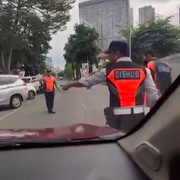 Ini Kronologi Viralnya Petugas Dishub DKI yang Nemplok di Kap Mobil dan Terbawa sampai Menteng
