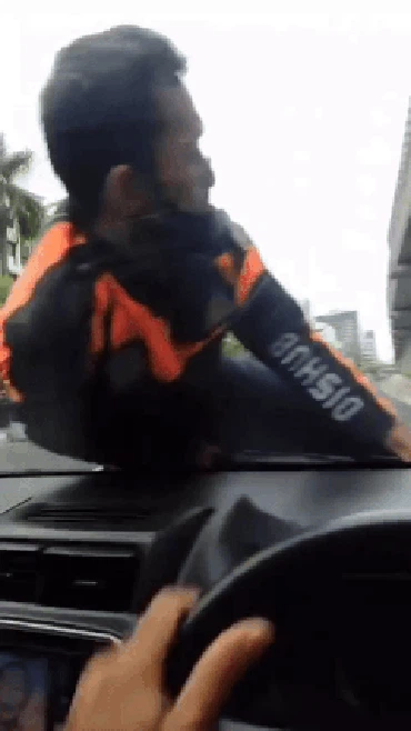 img-title Viral Video Petugas Dishub Nemplok di Kap Mobil, Berakhir Damai