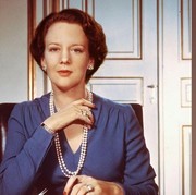 Outfit Pidato Tahun Baru Ratu Denmark dari Masa ke Masa, Buat Kesan Berwibawa